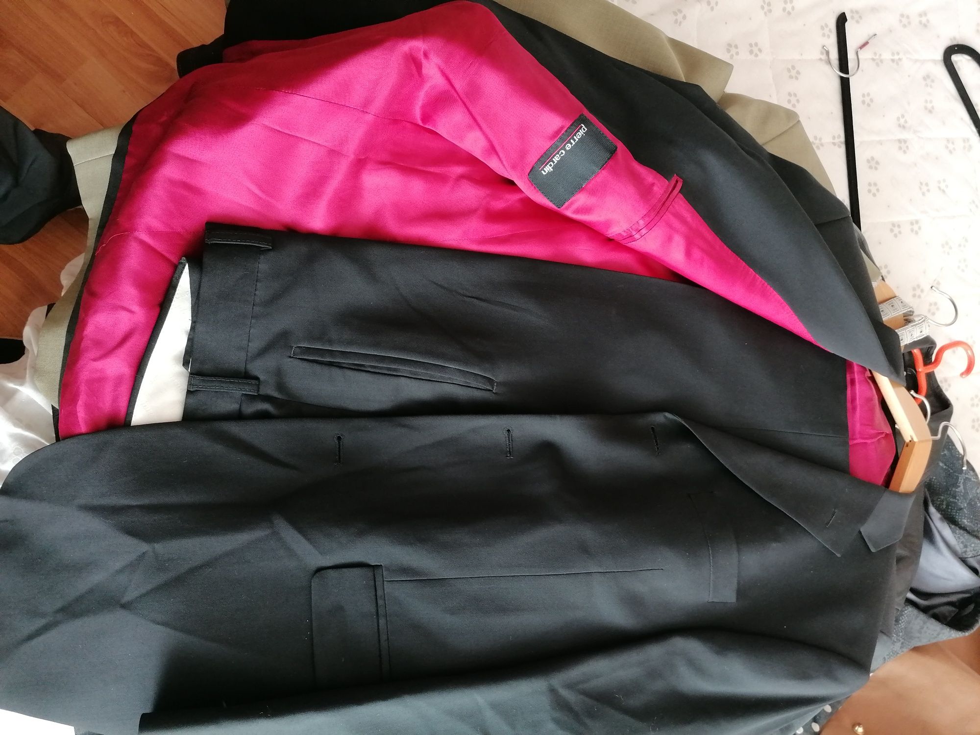 Vînd 2 costume și costum mire și 4geci pile