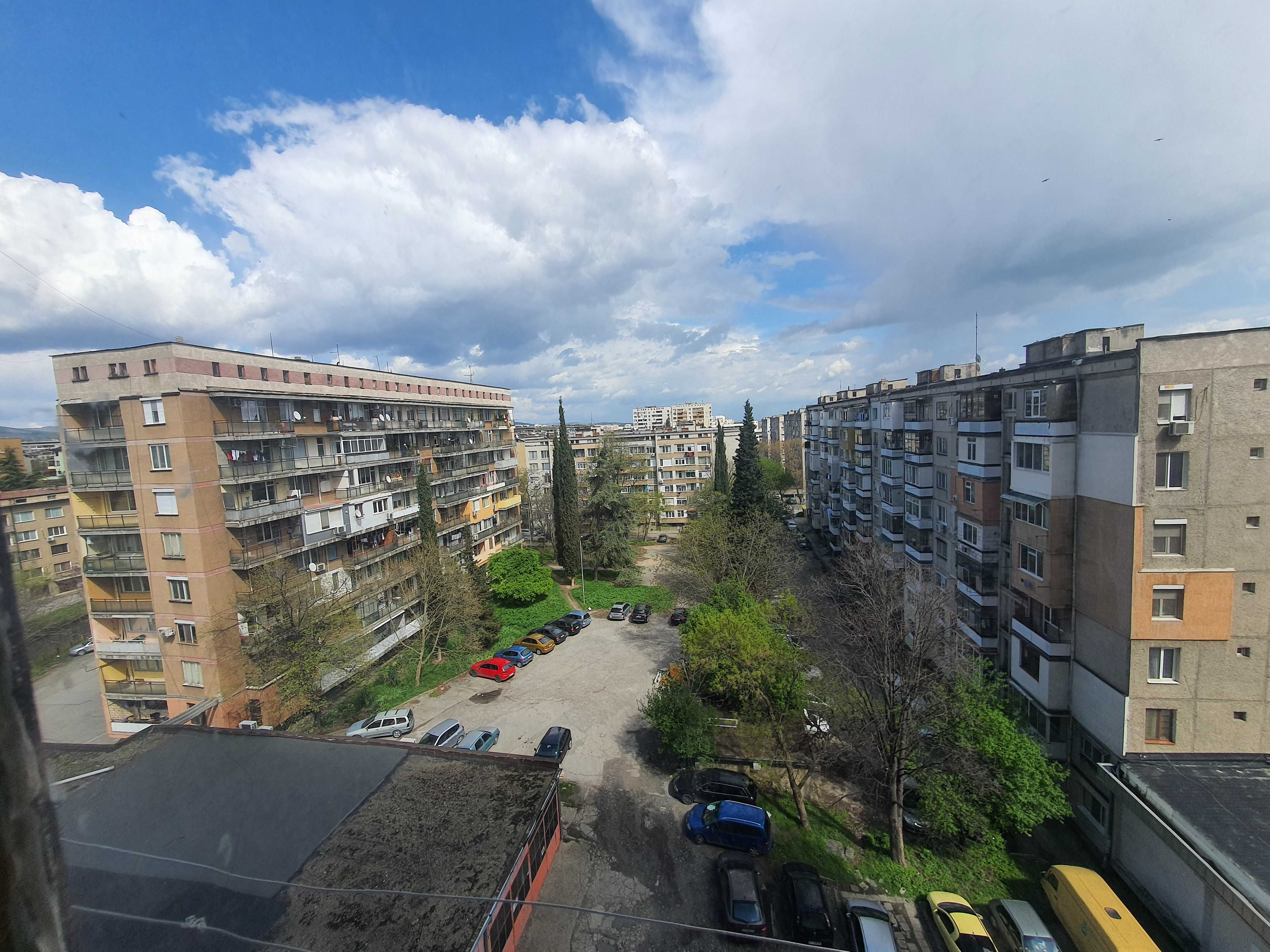 Продавам  4-стаен монолитен апартамент