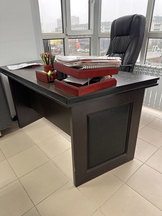 Прлдам стол в кабинет