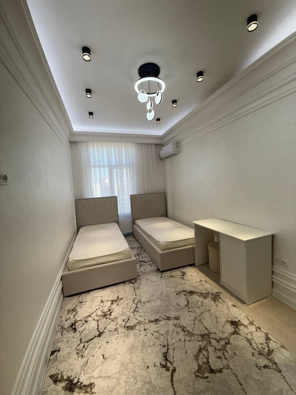 3-xonali 7-qavatda 86m² kvartira sotiladi.
9-qavatli Liftli dom.
Narx: