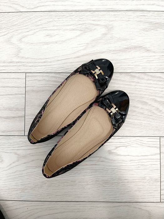 Balerini cu fundiță și decorațiuni florale laterale