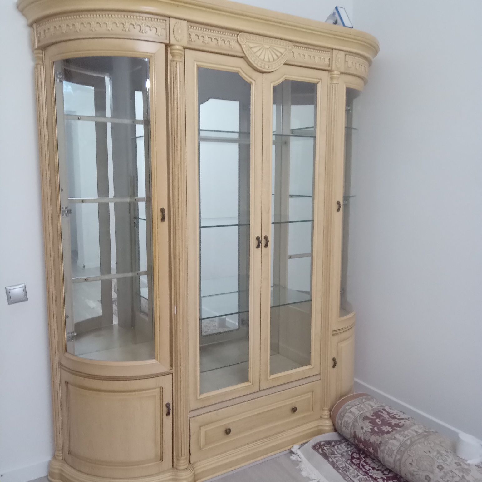 Продаётся сервант