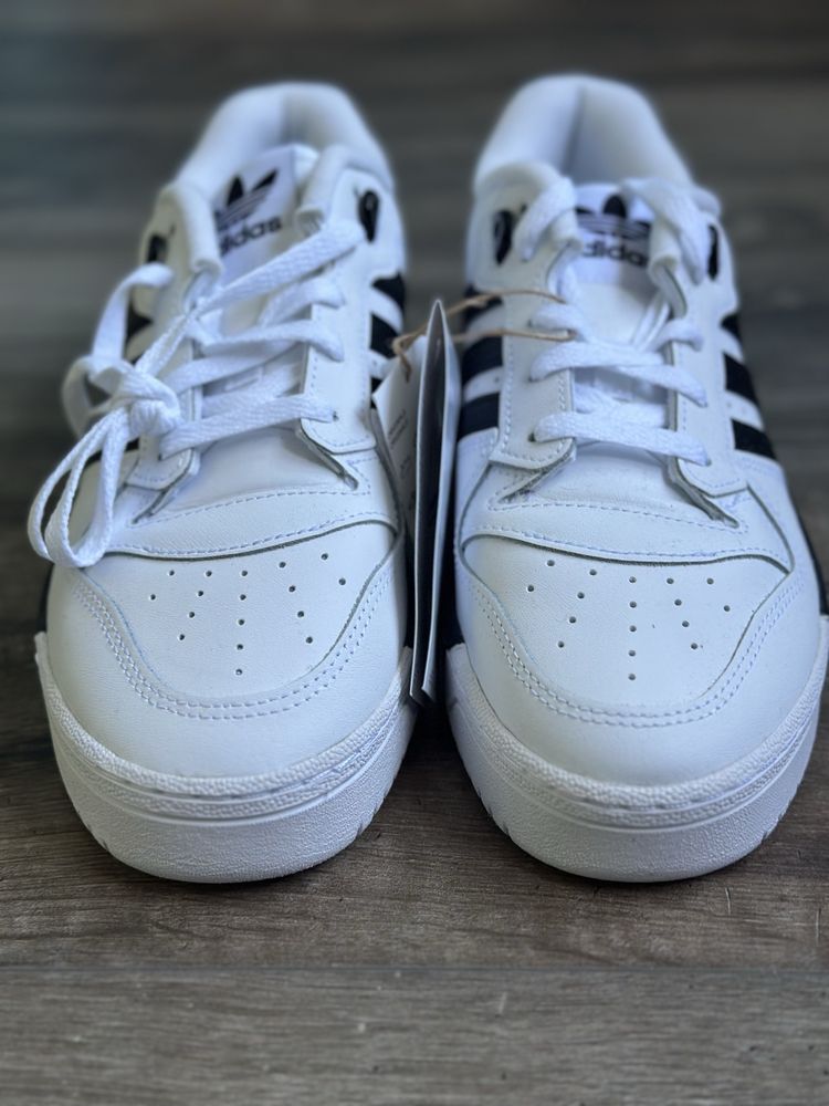 Чисто нови маратонки Adidas Rivalry Low !! Естествена кожа ! 41 1/3