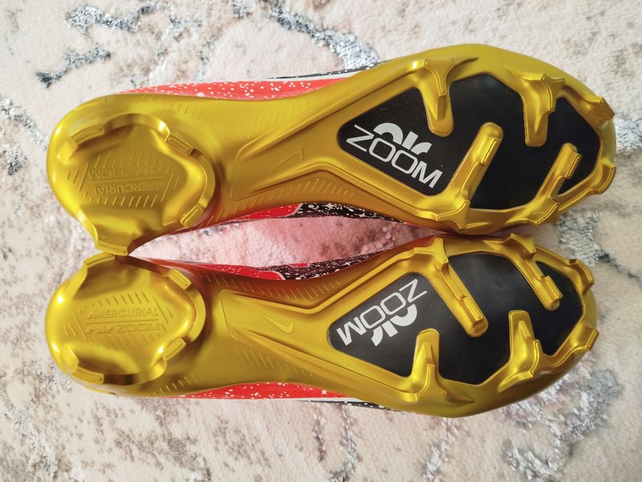 Butsi Nike Air Zoom futbol butsasi.