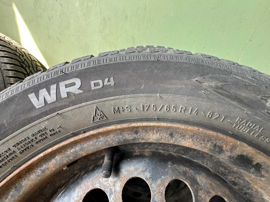 Запазени зимни гуми Nokia WR D4 175/65/14 с железни джанти 4x100 56.1