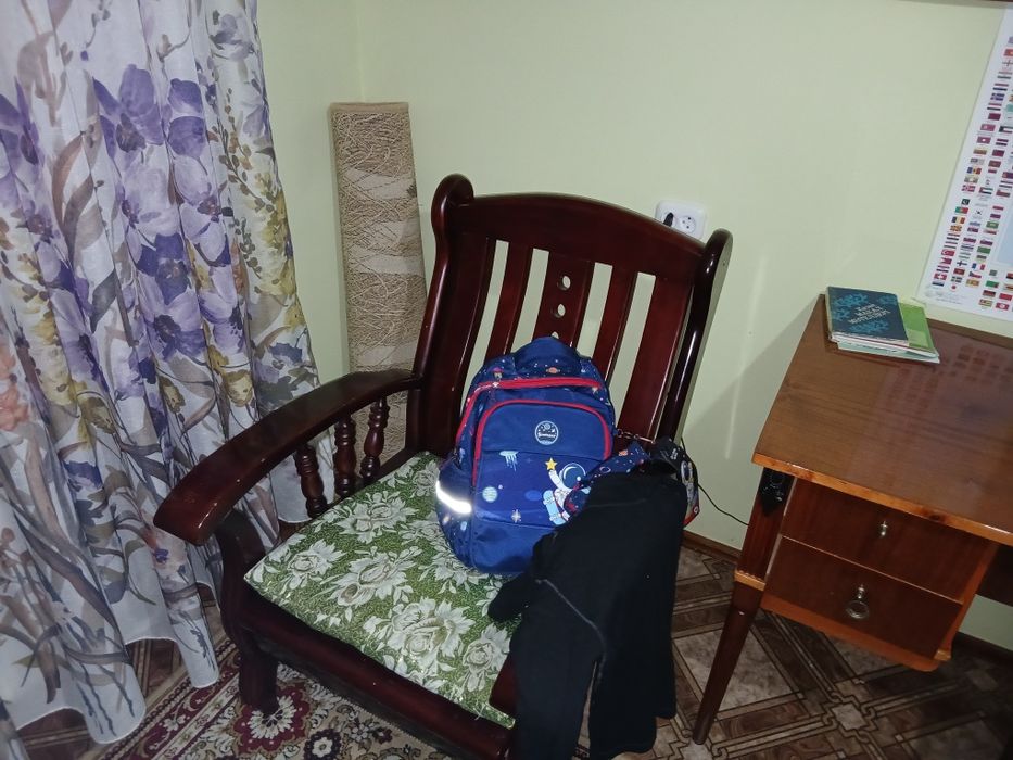 Продам диван и 2 кресла.состояние хорошее. Дерево.