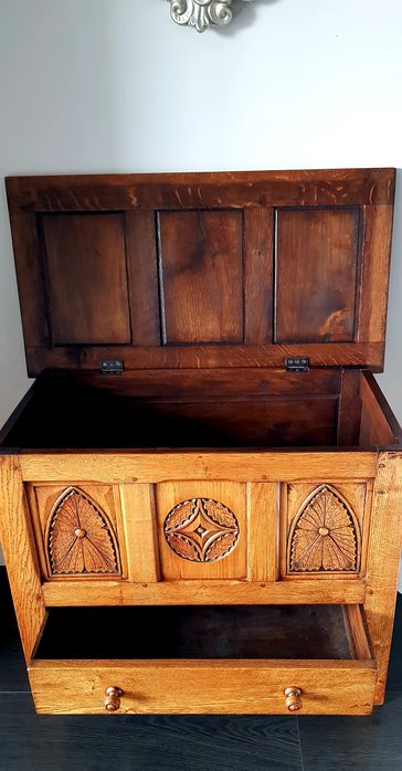 Ladă veche din lemn masiv sculptat