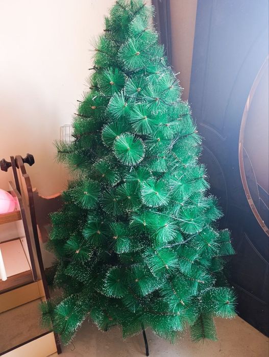 Ёлка в отличном состоянии