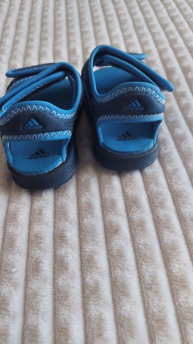 Оригинални бебешки сандали Adidas