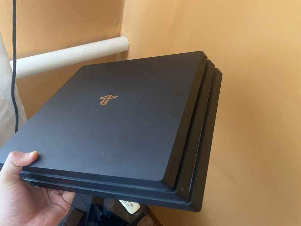 Продается Playstation 4 PRO 1 tb с 15 играми 190$