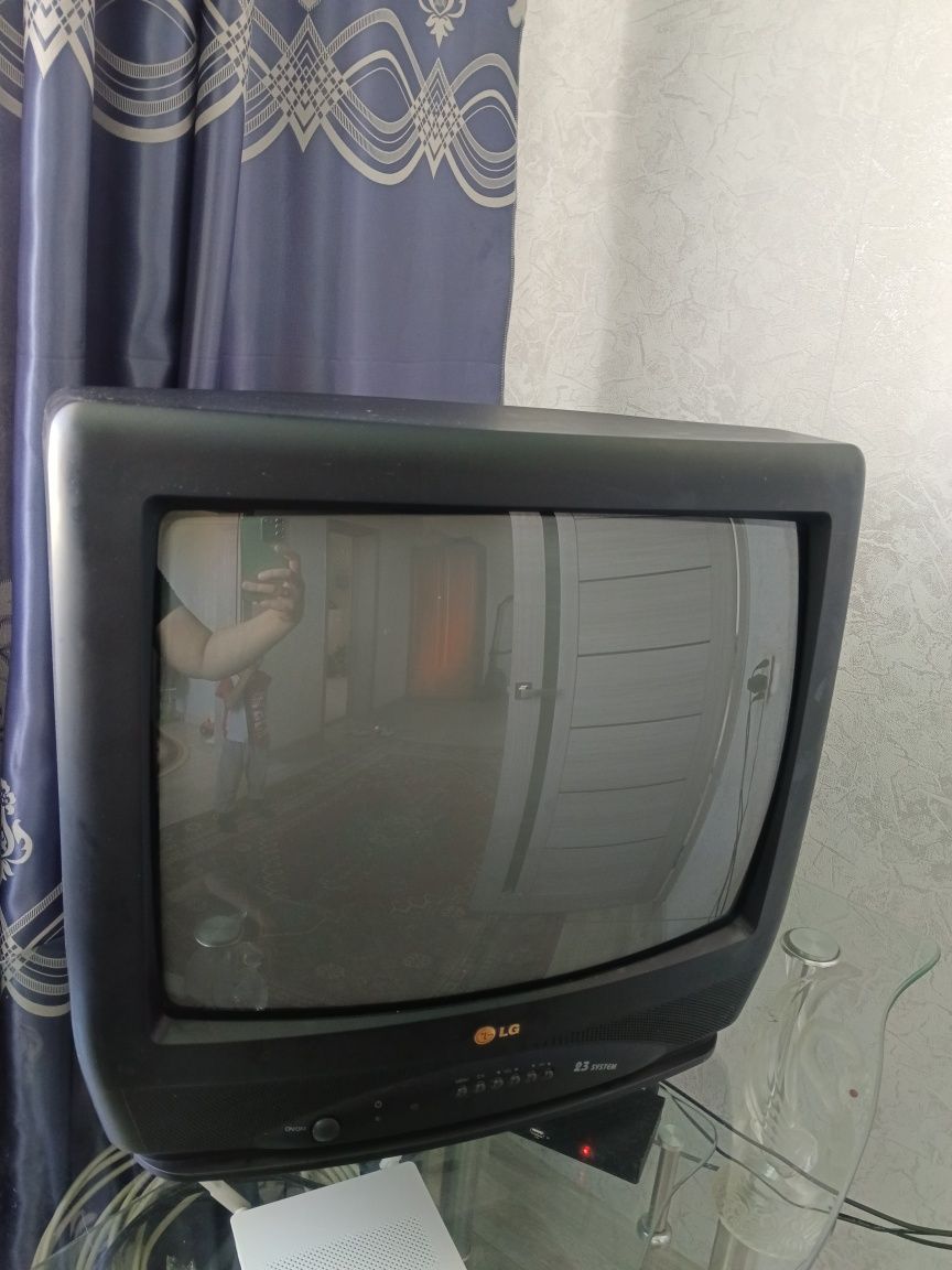 Продам телевизор, спутник, подставка под ТВ в хорошем состоянии