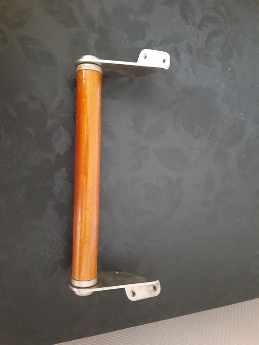 Поручень , ручка .