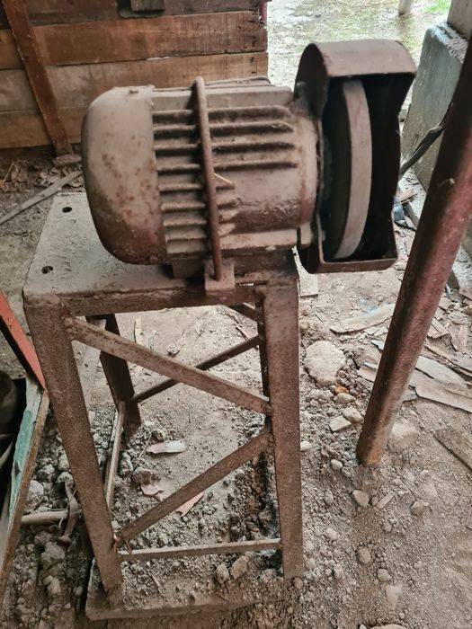 Продавам менгеме,точило за ножове и други