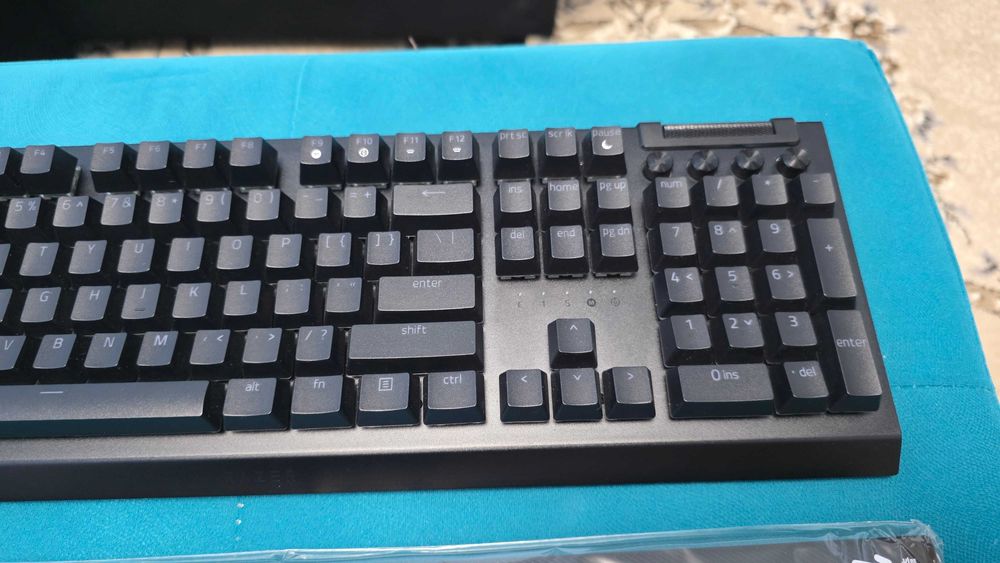 Vand tastatura Razer Blackwidow V4 Pro - aproape noua!