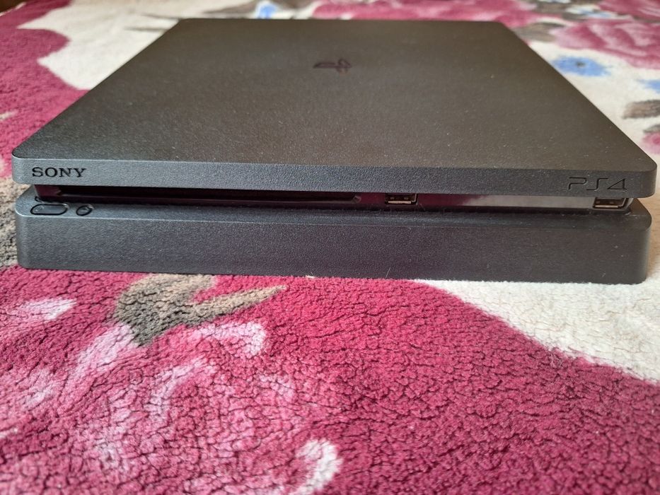 PS4 Slim 500 GB + Controller + Resident Evil Origins