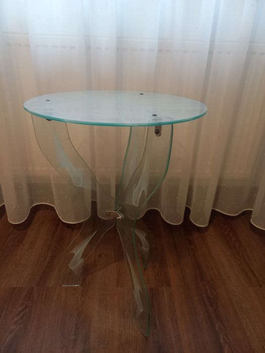 Masuta de sticla cu 3 picioare de sustinere tot din sticla.
Sticla are