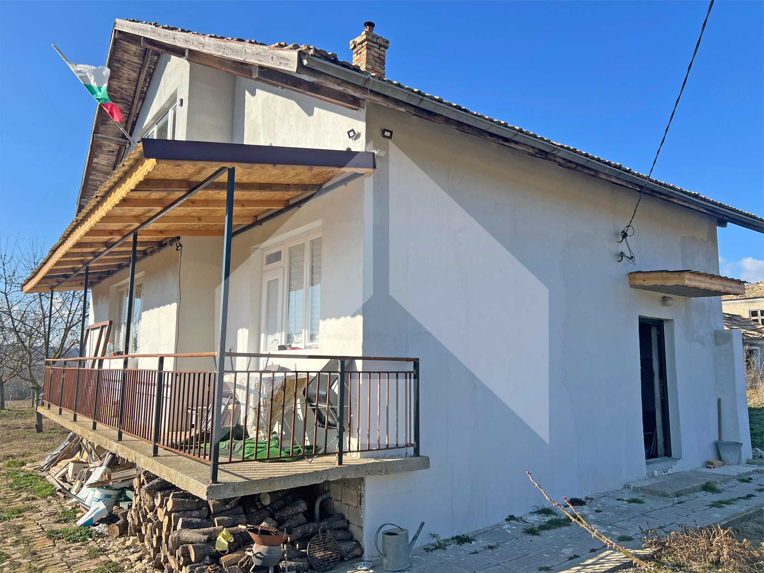 ПРОДАВА двуетажна, тухлена вила в ЕКО село Тръница (общ. Нови пазар).