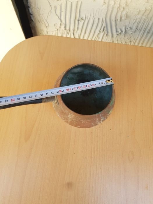 Стар малък дълбок тиган следи от патина