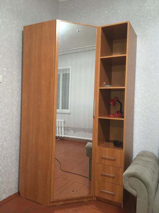 Продам шкаф и 4 шт стуля 1 шт стол