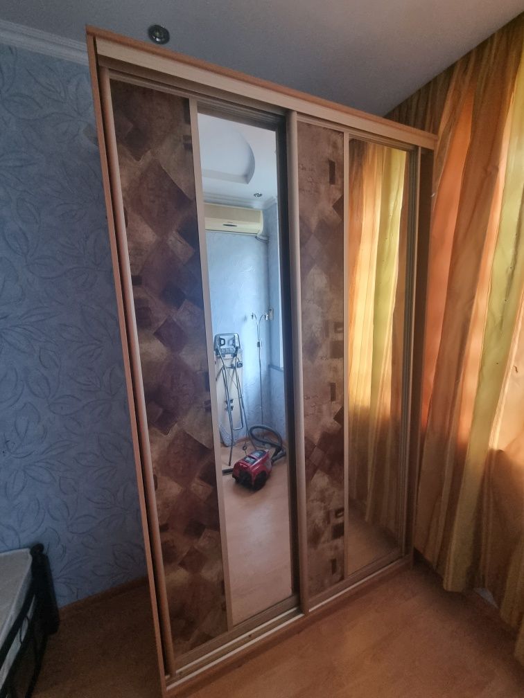 Кровать и шкаф для одежды