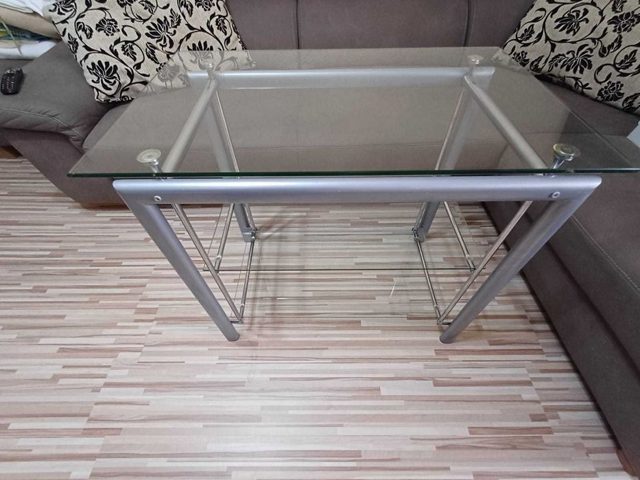 Coltar de vanzare+o masa din sticla