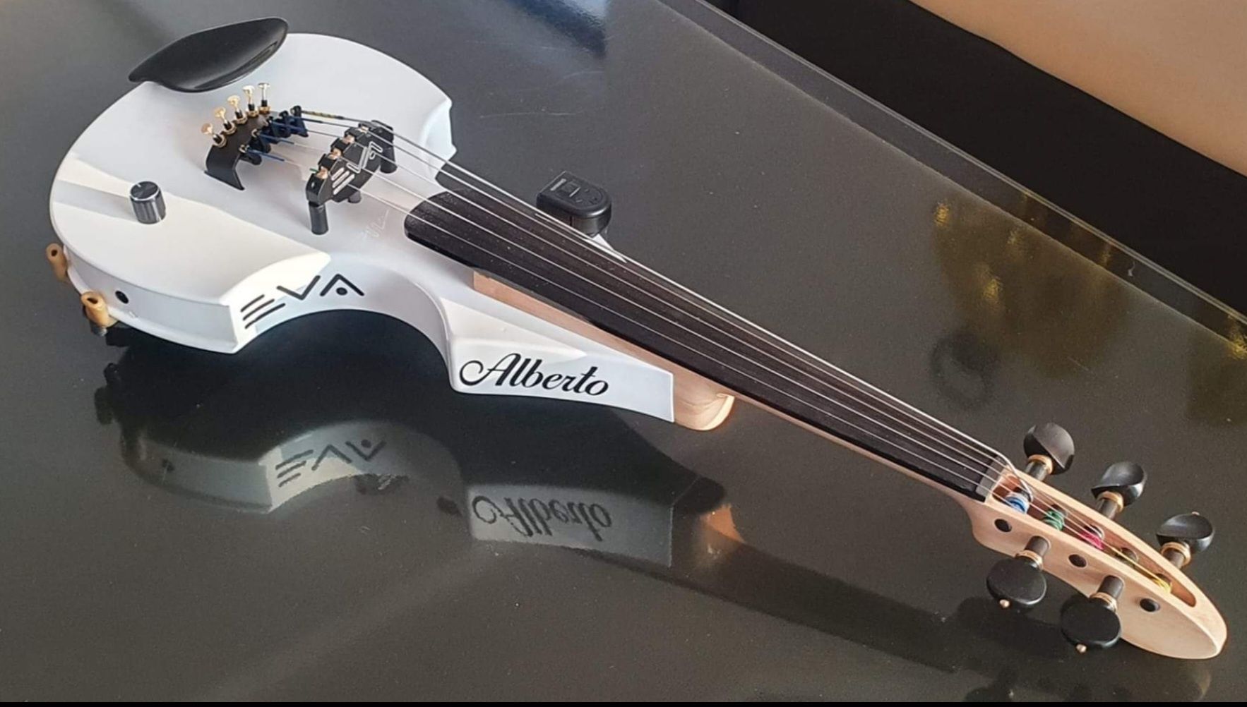 Vând vioară EVA ADAGIO 5 corzi incă în garantie
