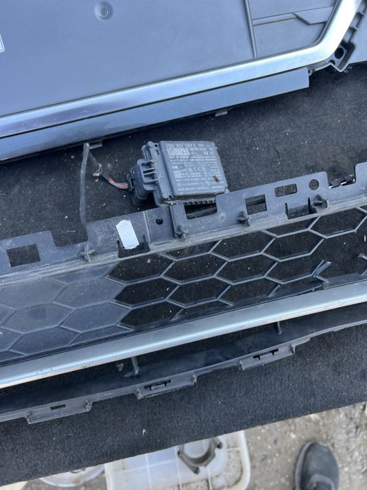 Решетка и части от броня Sline Audi Q2 distronik дистроник