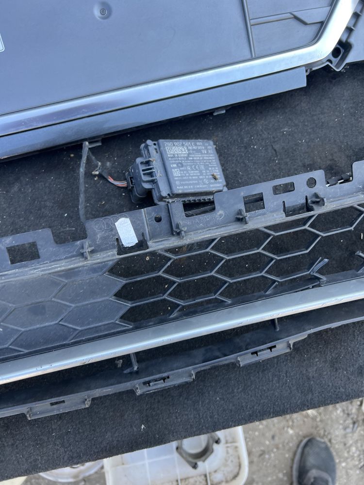 Решетка и части от броня Sline Audi Q2 distronik дистроник