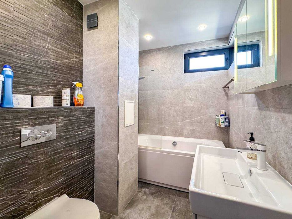 Триетажна модерна къща с двор в Сарафово, Бургас