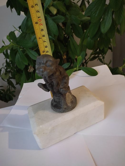 Statueta metalica pe suport de marmură !