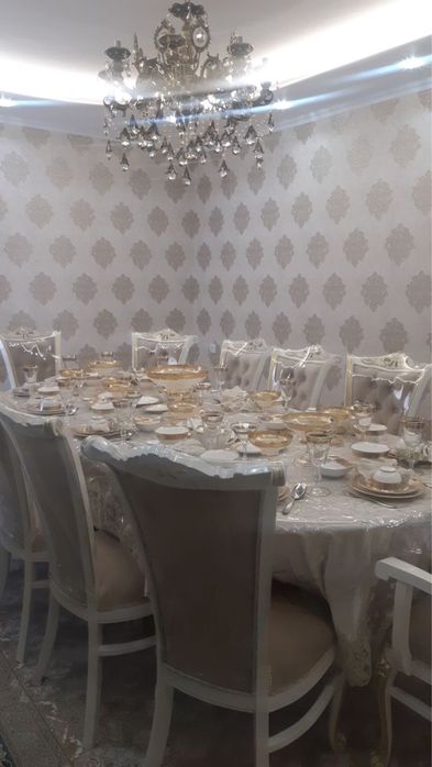 Стол и стулья  гостинаяя