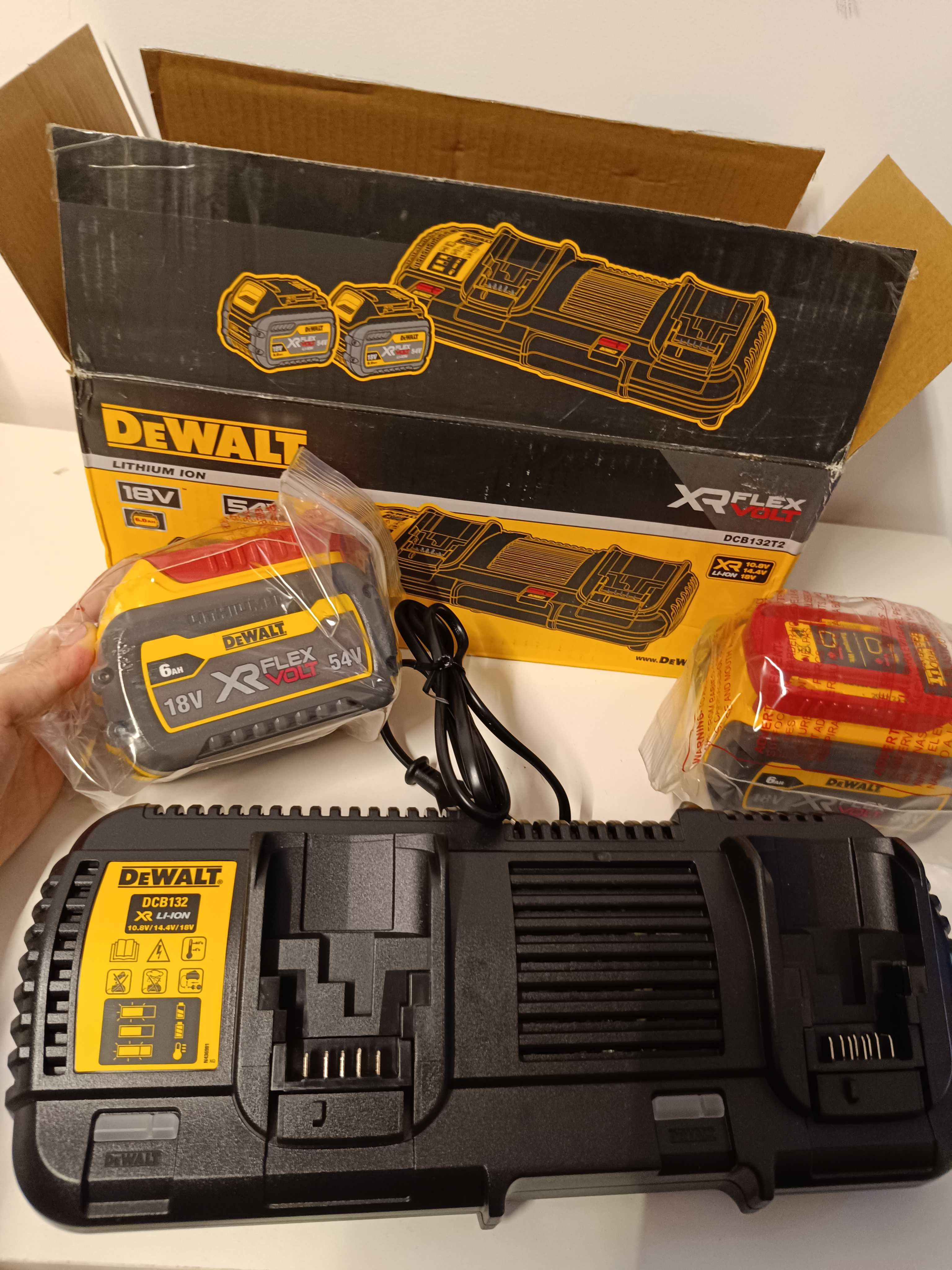 Acumulatori si incarcator Dewalt DCB132T2