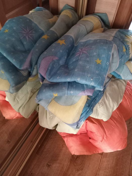 Продам одеяла б/у ДЁШЕВО
