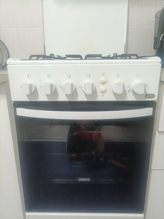 Vând aragaz Zanussi