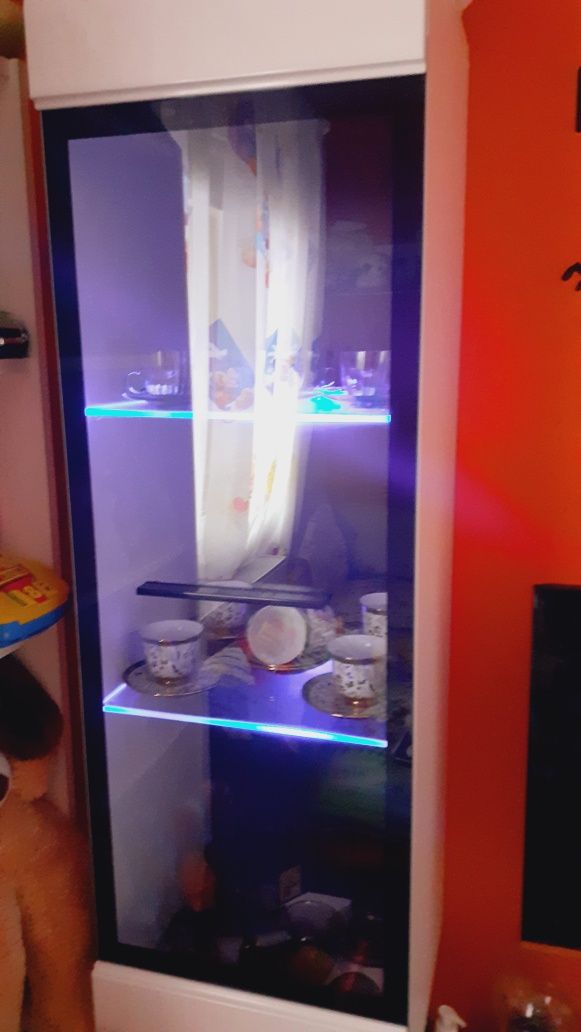 Moblila living alba cu lumini