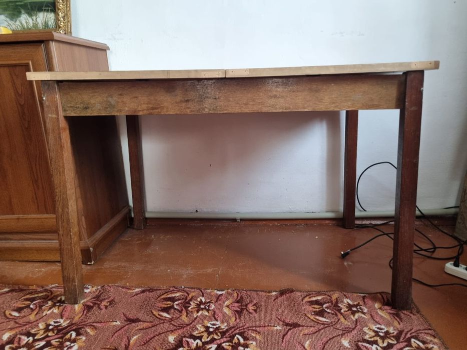 Стол обеденный .