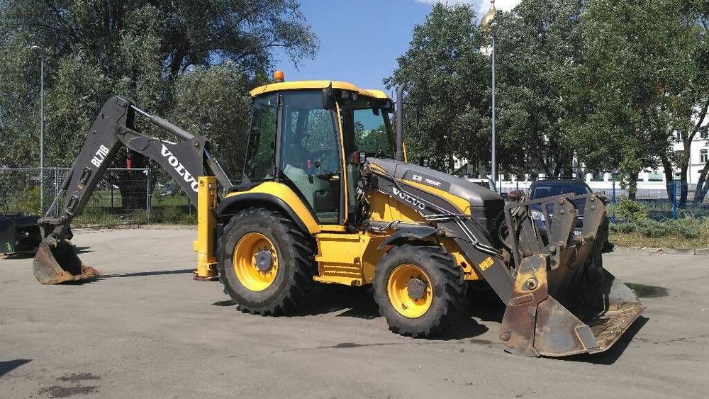 Трактор Три в одном экскаватор  погрузчик аренда спецтехника