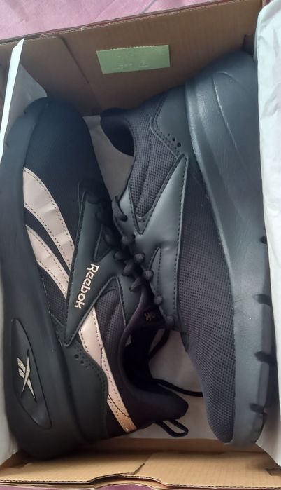 Adidași dama sport sunt  noi