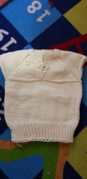 Ръчно плетена бебешка дреха