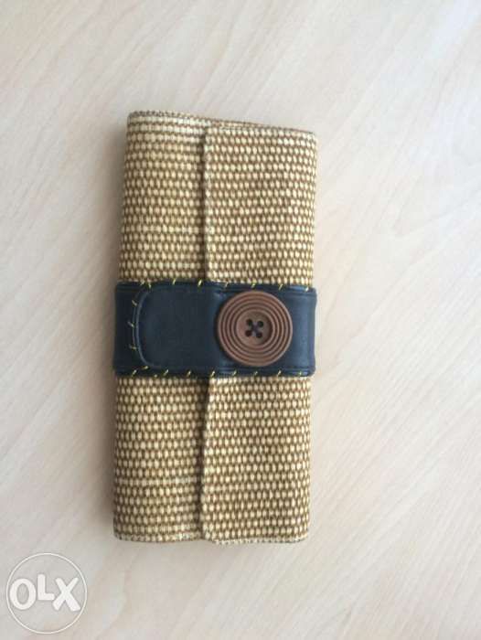 Vând geanta de culoare muștar noua