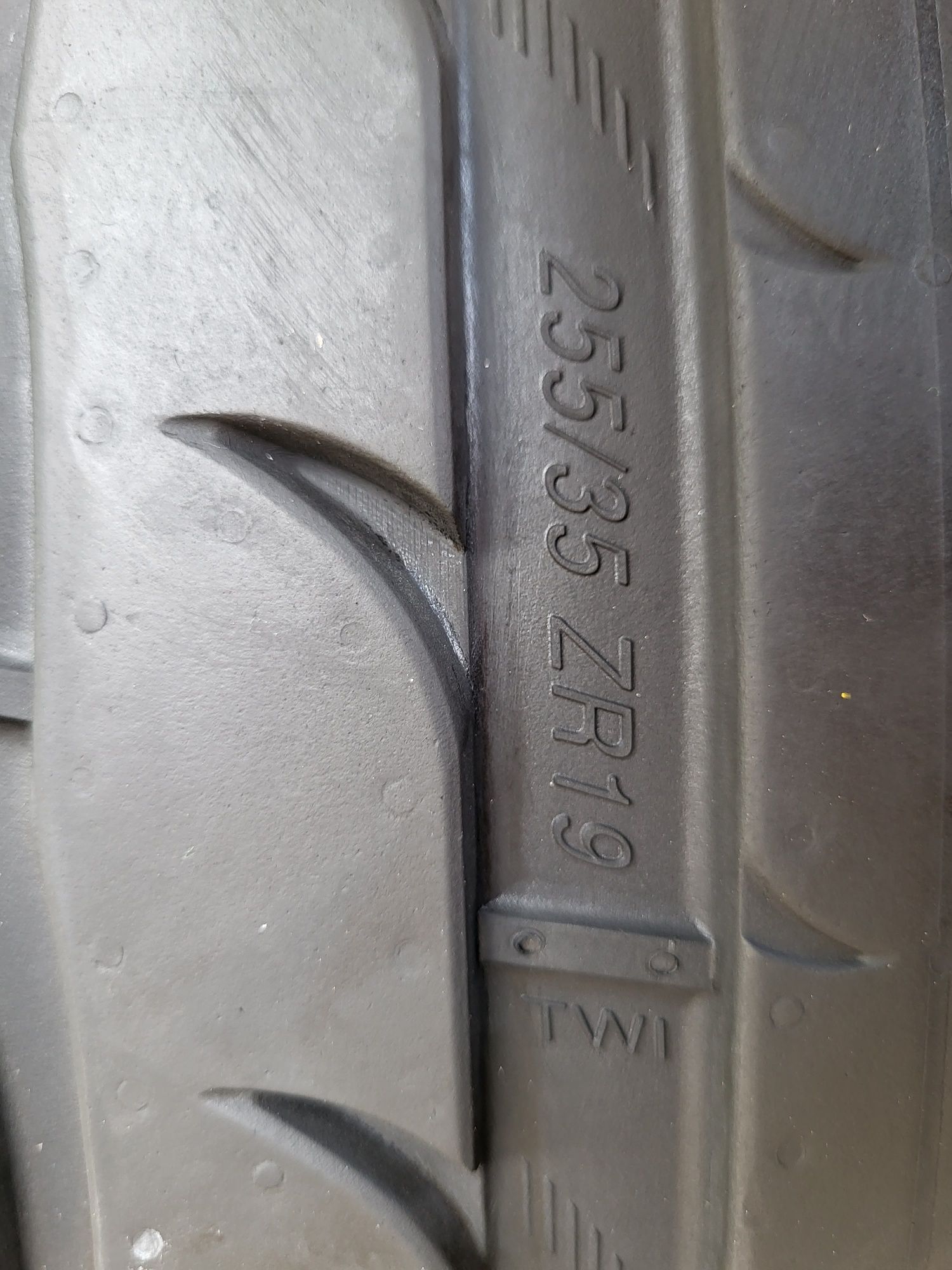 4бр 255/35/19 гумите са карани 1 месец като нови