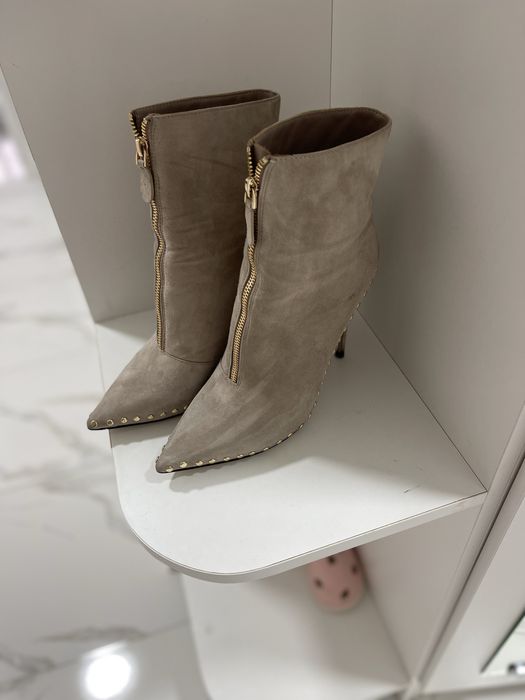 Замшевые бежевые ботильоны