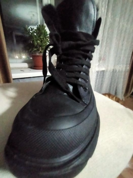 Продам фирменные ботинки