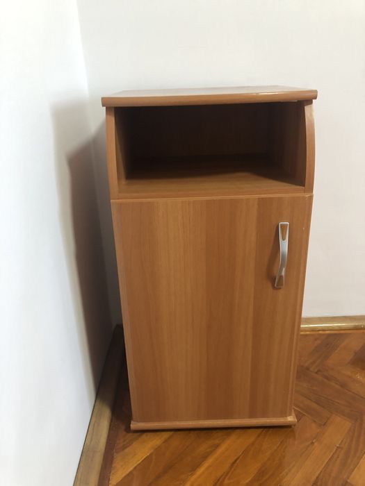 Vând pat o persoană: L 2,00 /l 90. Saltea inclusă, + bonus noptieră.