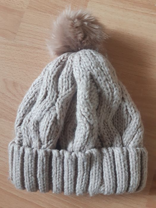 Дамски шапки с понпон
