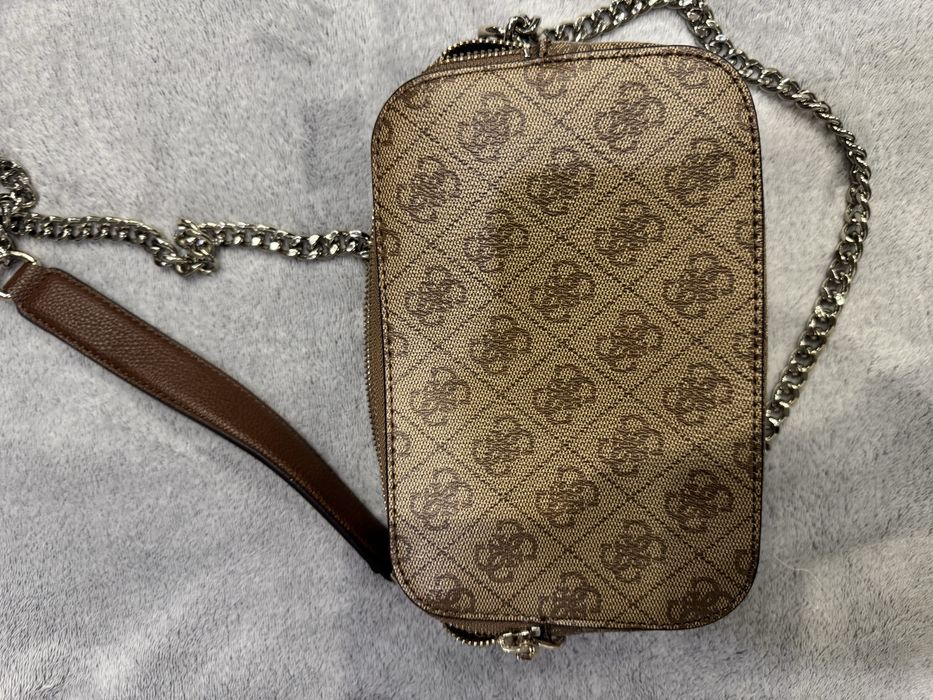 Чисто нова Guess