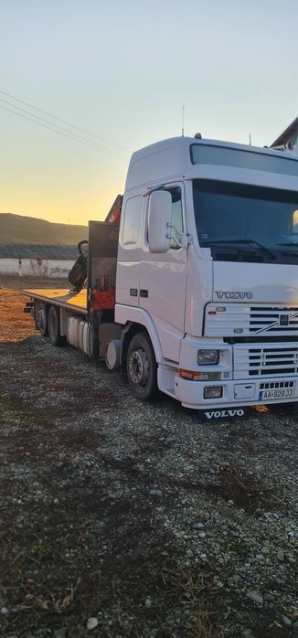 Camion ,platforma volvo cu macara