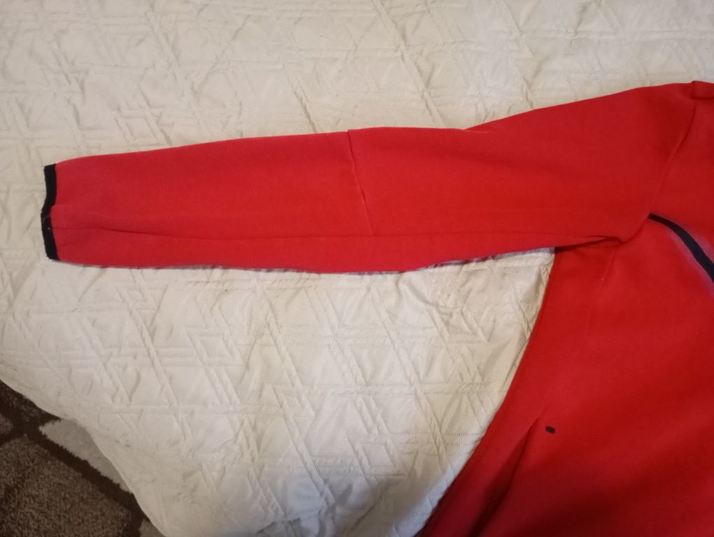 Здравейте продавам nike tech fleece  червен.