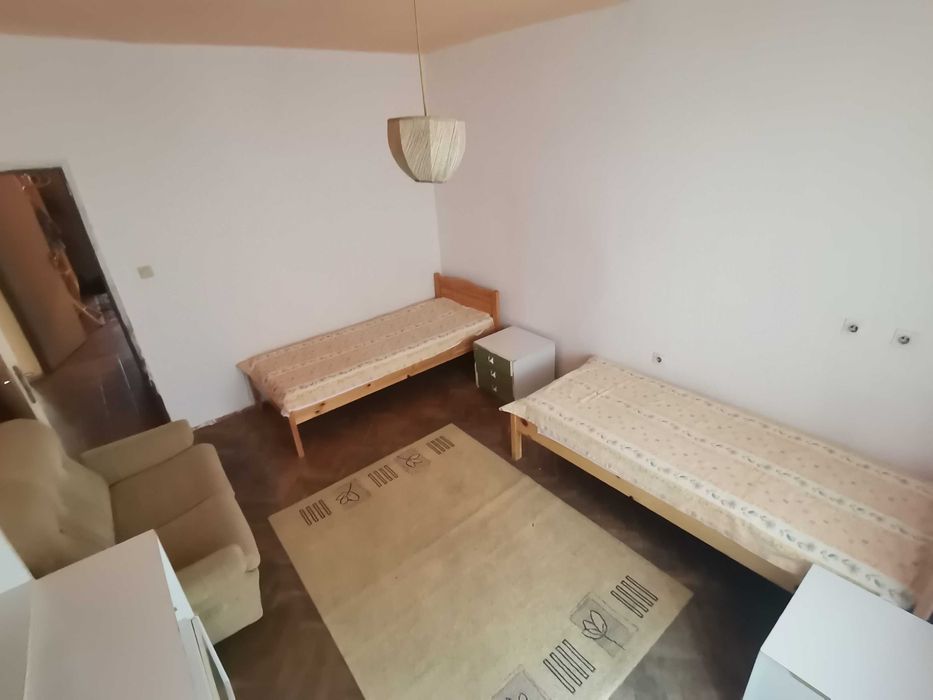 Дава се под наем Тристаен апартамент в Бургас, Славейков - 90 кв.м за 204 € - Снимка #2