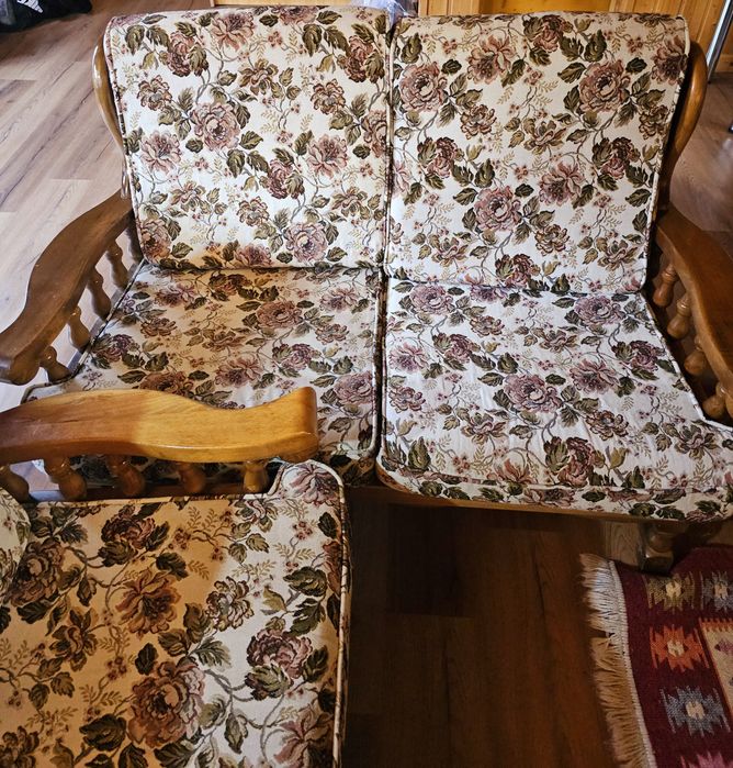 Vând două canapele fixe în stare f bună din lemn masiv  Valea Avrigulu